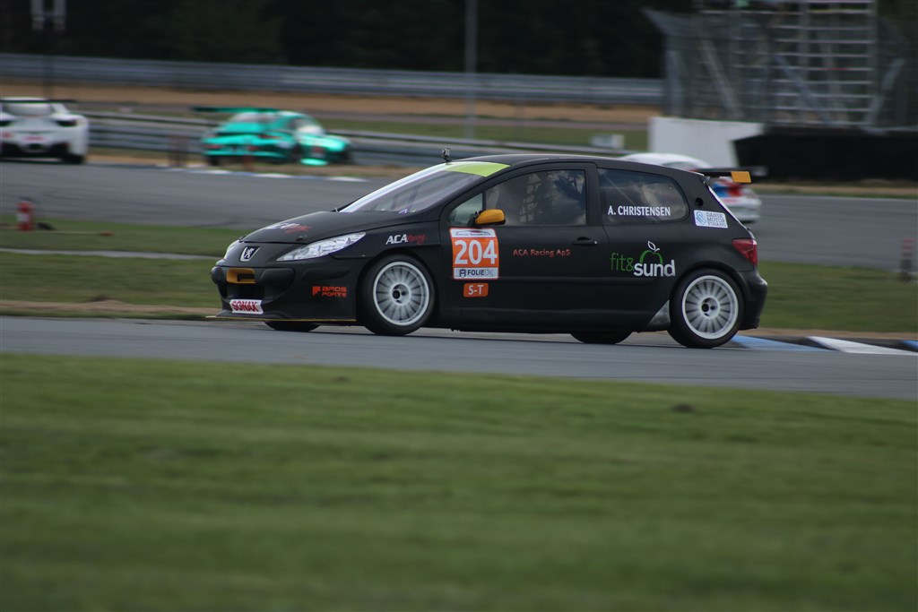 Den sorte Peugeot 307 med startnummer 204 var igen delebil mellem far og søn Christensen – Anders og Claus. Claus var lige frisk nok på speederen i heat 2, men fik stadig kørt sig tilbage på podiet.
(Foto: JJ Media)